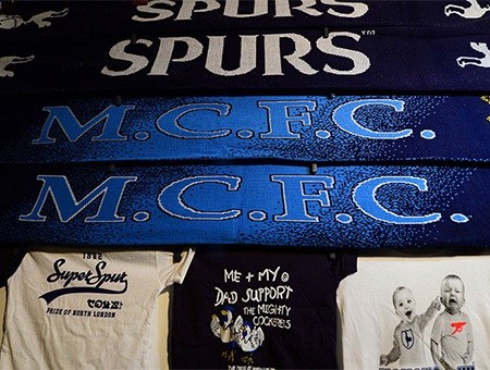Đồ lưu niệm cho trận Tottenham v Man City được bầy bán trước sân vận động White Hart Lane