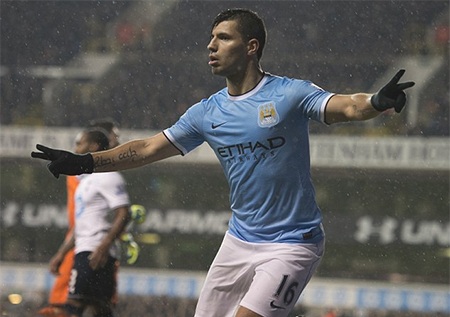 Phút 15, Aguero mở tỉ số của trận đấu với một kết thúc tinh tế từ bên phải