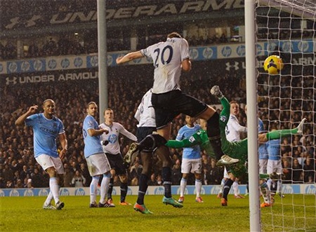 Phút 15, Aguero mở tỉ số của trận đấu với một kết thúc tinh tế từ bên phải