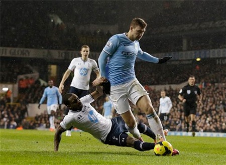 Phút 51, Rose xoạc bóng trong vòng cấm địa