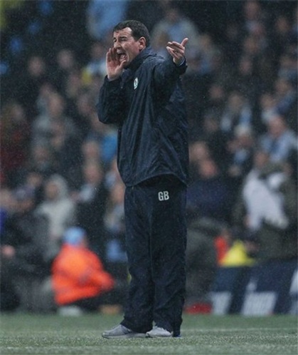 HLV Gary Bowyer hò hét các học trò thi đấu tập trung