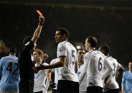 Mặc dù hậu vệ của Tottenham xoạc trúng bóng nhưng trọng tài đã rút thẻ đỏ và thổi phạt đền