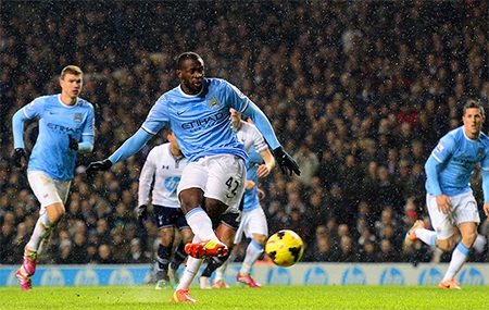 Trên chấm 11m, Yaya Toure dễ dàng nhân đôi cách biệt