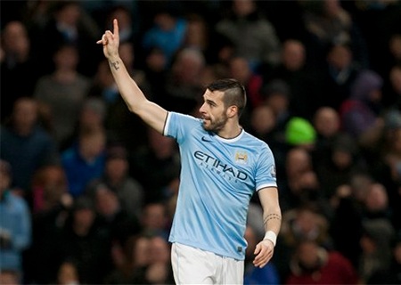 Fernandinho tạt bóng chính xác cho Negredo đánh đầu thành công