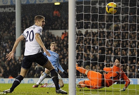 2 phút sau, tỉ số được gia tăng thành 3-0 cho đội khách