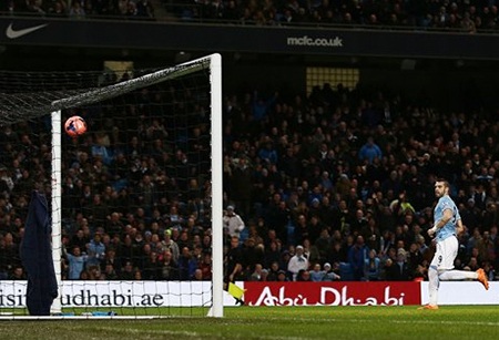 Khi bước vào hiệp 2 được 2 phút, Negredo lại ghi bàn