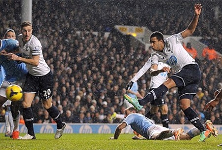 Phút 59, Capoue giúp đội chủ nhà rút ngắn tỉ số xuống 3-1