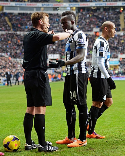  Trọng tài không công nhận bàn thắng của Tiote