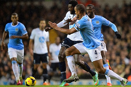 Adebayor có một trận đấu khó khăn, anh bị hàng thủ của Man City khóa chặt