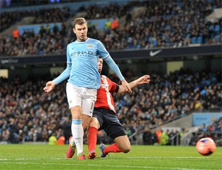 Dzeko cũng bắt đầu đặt dấu ấn với bàn thắng nâng tỉ số lên 3-0