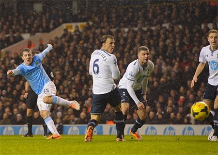 Phút 78, Jovetic dứt điểm từ ngoài vòng cấm làm tung lưới Lloris