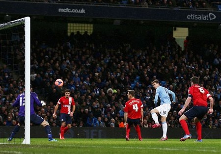 Dzeko có bàn thắng thứ 2 ở phút 79