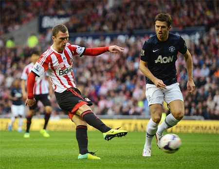 MU (áo đen) đang thi đấu với phong độ vô cùng bết bát