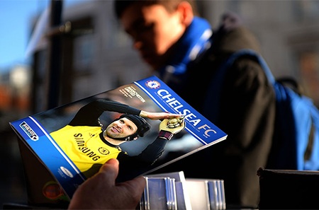 Tấm hình của Cech trên tạp chí của CLB Chelsea được bày bán trước trận đấu gặp MU