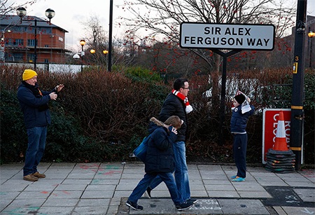 Cổ động viên MU dạo bước trên con đường mang tên Alex Ferguson