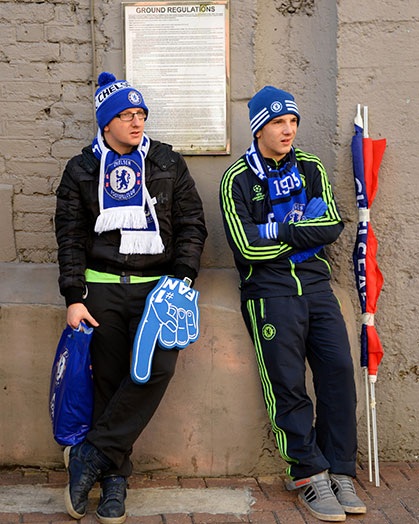 Các cổ động viên đội chủ nhà chờ sân Stamford Bridge mở cửa