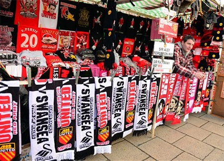 Quầy bán độ lưu niệm trước trận MU - Swansea