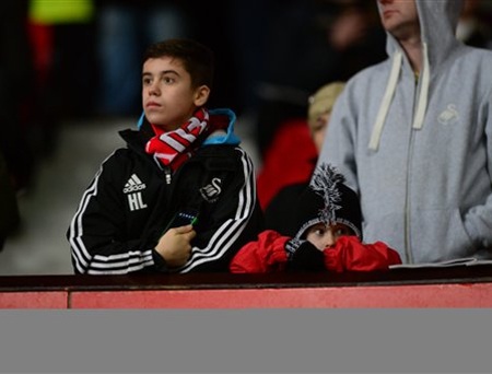 Old Trafford vẫn đông nghẹt các cổ động viên đến theo dõi trận đấu