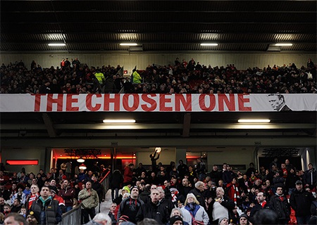Tấm biểu ngữ Người được lựa chọn vẫn được chăng trên khán đài Old Trafford