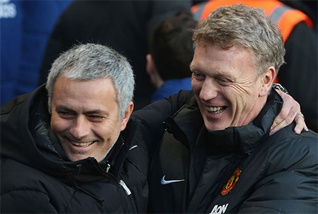 Moyes và Mourinho tay bắt mặt mừng trước khi hai đội đại chiến