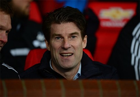 Tấm biểu ngữ Người được lựa chọn vẫn được chăng trên khán đài Old Trafford