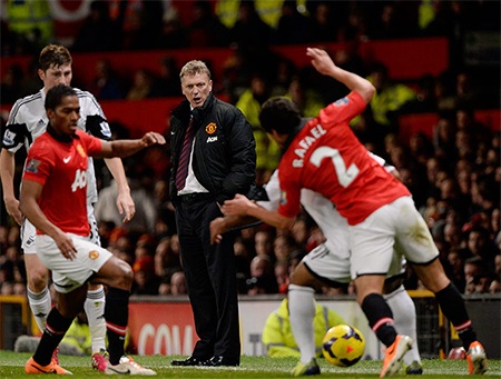 Moyes trông khá sốc khi trận đấu mới bắt đầu