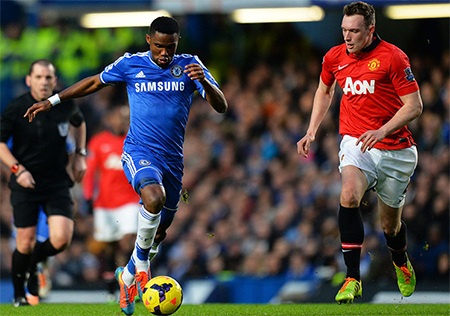 Cơ hội mở tỉ số đến với MU ngay ở phút thứ 3, nhưng Young không thắng nổi Cech