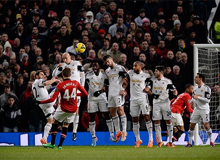 Januzaj trổ tài sút phạt, anh đưa bóng dội xà ngang bật ra