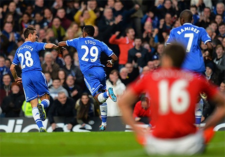 Tiền đạo Eto'o mở tỉ số ở phút 17 sau cú sút đưa bóng đập chân Carrick