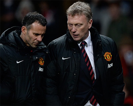Moyes trao đổi với Giggs trước khi vào giờ nghỉ giải lao khi hai đội vẫn hòa 0-0