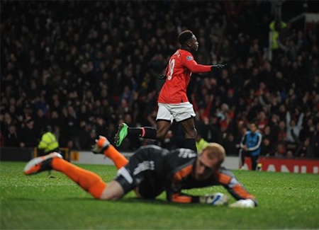 Không lâu sau đến lượt Welbeck lập công