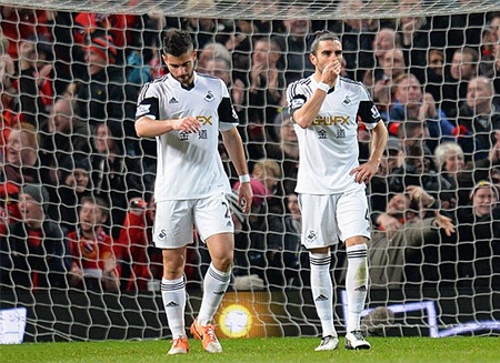 Sự buồn bã của các cầu thủ Swansea, họ đã không thể có lần thứ 2 gây sốc tại Old Trafford