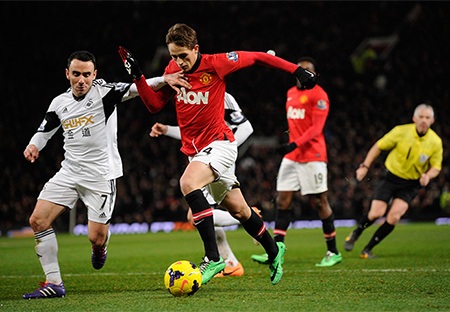 Tiền vệ trẻ người Bỉ hoạt động rất năng nổ và anh trở thành một mũi nhọn đáng gờm của MU ở trận này