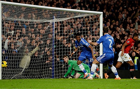 Ngay đầu hiệp 2, Eto'o hoàn thành hat-trick