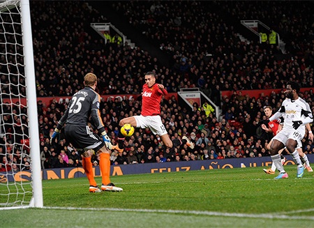 Sự buồn bã của các cầu thủ Swansea, họ đã không thể có lần thứ 2 gây sốc tại Old Trafford