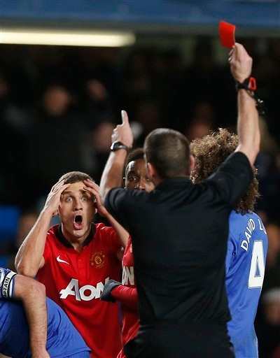 Cuối trận MU còn 10 người sau khi Vidic nhận thẻ đỏ.