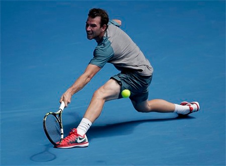 Djokovic, Serena dễ dàng vượt thử thách thứ hai - 3 Tay vợt hạng 71 Mananrino khiến Ferrer khốn khổ mới có chiến thắng