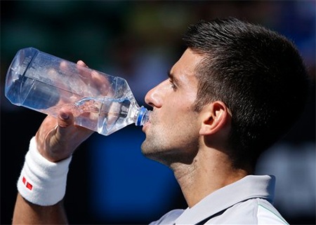 Djokovic dễ dàng đánh bại “bạn thời niên thiếu” Fognini - 2 Djokovic cố gắng duy trì được sự tập trung tuyệt đối