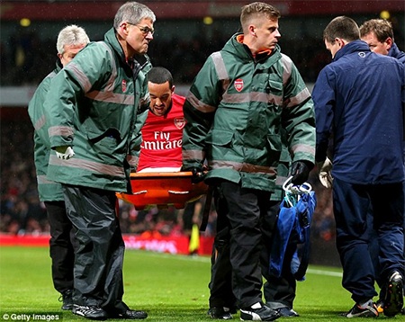 Tiền đạo cánh của Arsenal đã phải rời sân bằng cáng