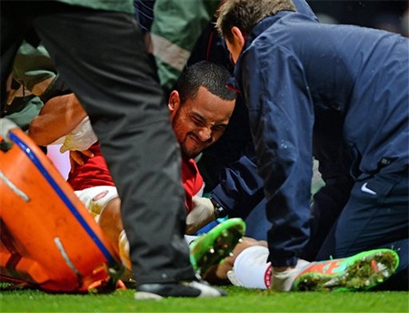 Theo Walcott nhận “mớ tiền xu” vì trêu tức CĐV Tottenham