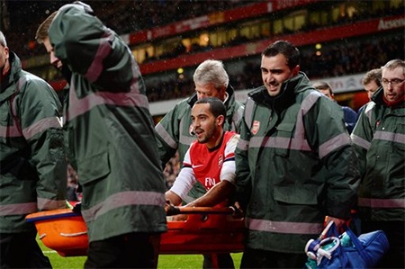 Tiền đạo cánh của Arsenal đã phải rời sân bằng cáng