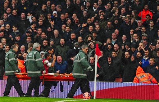 Tiền đạo cánh của Arsenal đã phải rời sân bằng cáng