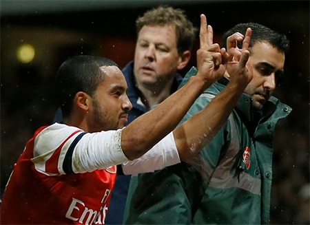 Cầu thủ số 14 của Arsenal giơ tay lên ra hiệu tỉ số đang là 2-0