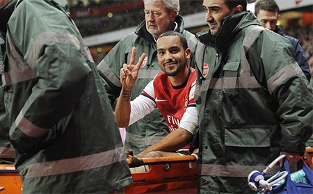 Hành động của Walcott khiến nhiều cổ động viên đội khách tức mắt