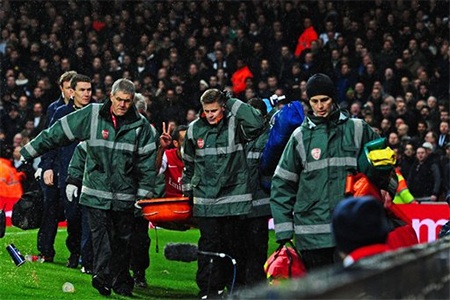 Những vật thể lạ được ném về phía cầu thủ của Arsenal