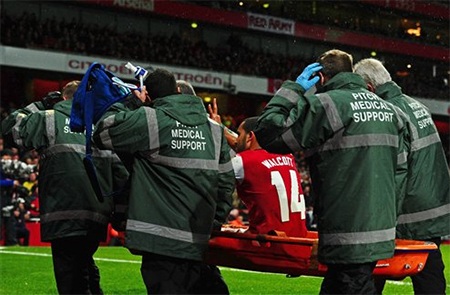 Các trợ lý y tế lấy tay che đầu và cố gắng đi nhanh về phía đường hầm để tránh dính đòn