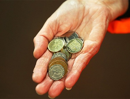 Cố giấy uống nước, bật lửa, miếng bánh ăn dở là những thứ được ném về phía cầu thủ của Arsenal