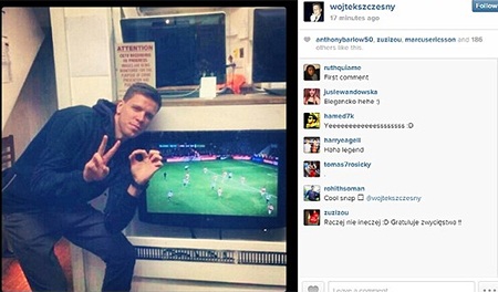 Cố giấy uống nước, bật lửa, miếng bánh ăn dở là những thứ được ném về phía cầu thủ của Arsenal