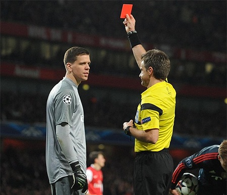 Wenger: “Tất cả mọi thứ đều chống lại chúng tôi” - 1 Szczesny nhận thẻ đỏ ở phút 38