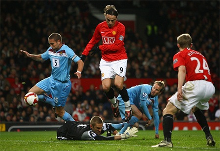 Berbatov tiếp tục tỏa sáng trong màu áo MU....